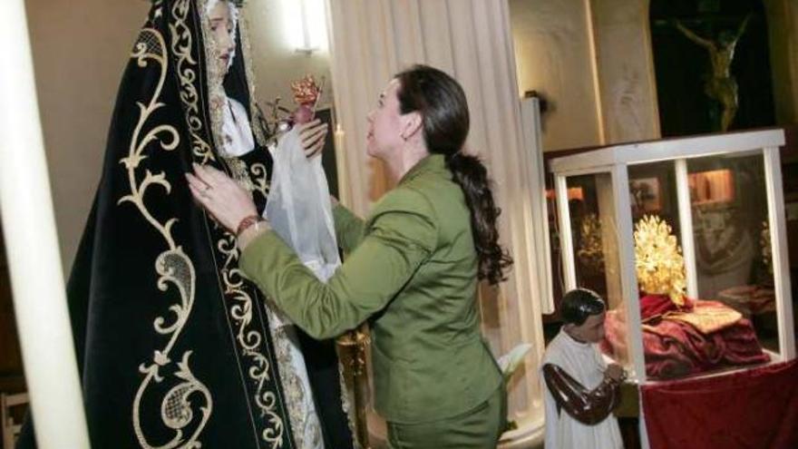 La Dolorosa recibe la medalla de oro de la cofradía como acto previo a la coronación canónica