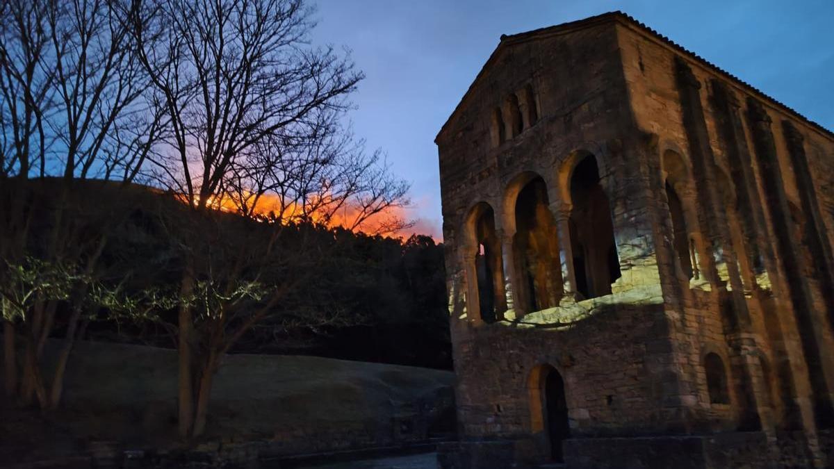 Santa María del Naranco, con las llamas a pocos metros