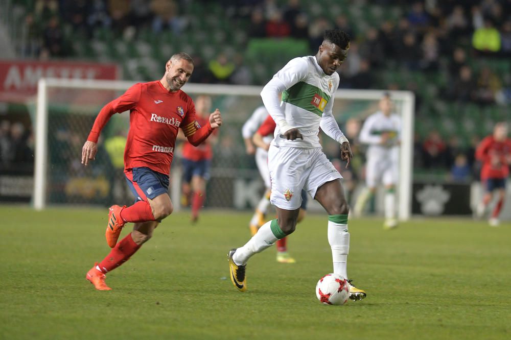 El Elche gana al Olot pidiendo la hora (2-1)