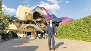 Alejandro Aznar frente al Hotel Marqués de Riscal, diseñado por el arquitecto Frank Ghery, en Elciego (Álava). 