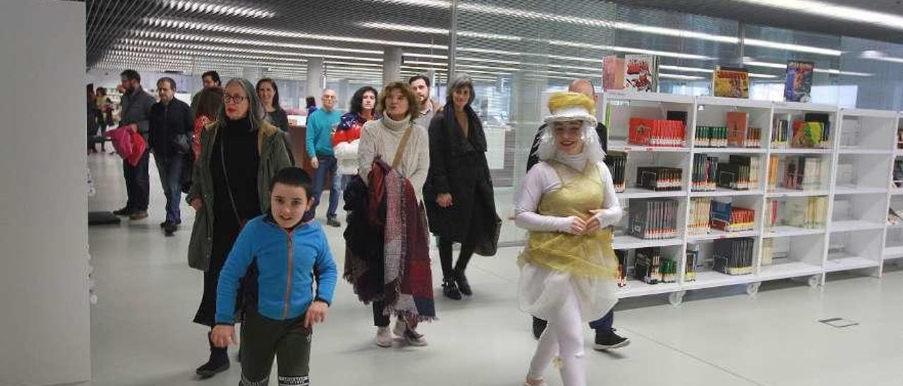 Participantes en una de las visitas guiadas al nuevo edificio organizadas ayer. // Iñaki Osorio