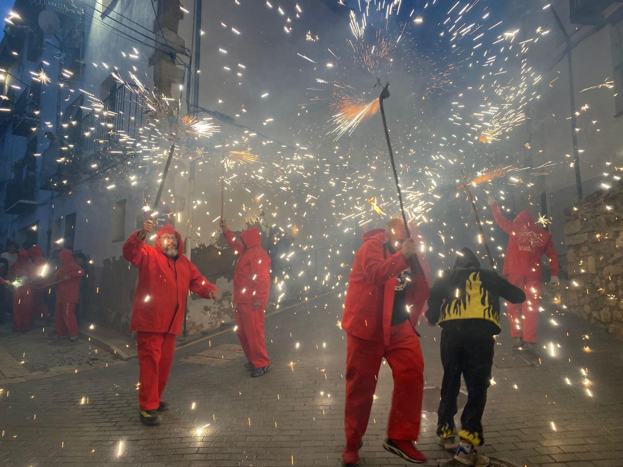 Un correfoc calienta motores en Morella para el inicio de l'Aplec dels Ports