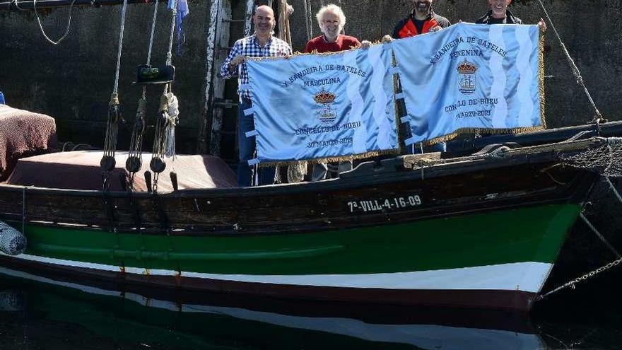 Félix Juncal, Manolo Otero, Manuel Juncal y Javier Pazos con las dos banderas de la regata. // G. Núñez