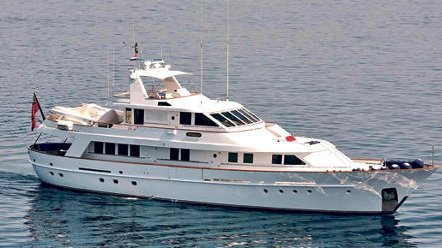 Die Yacht wurde 2011 aufwendig renoviert und modernisiert. Jetzt steht sie für circa 4 Millionen Euro zum Verkauf.