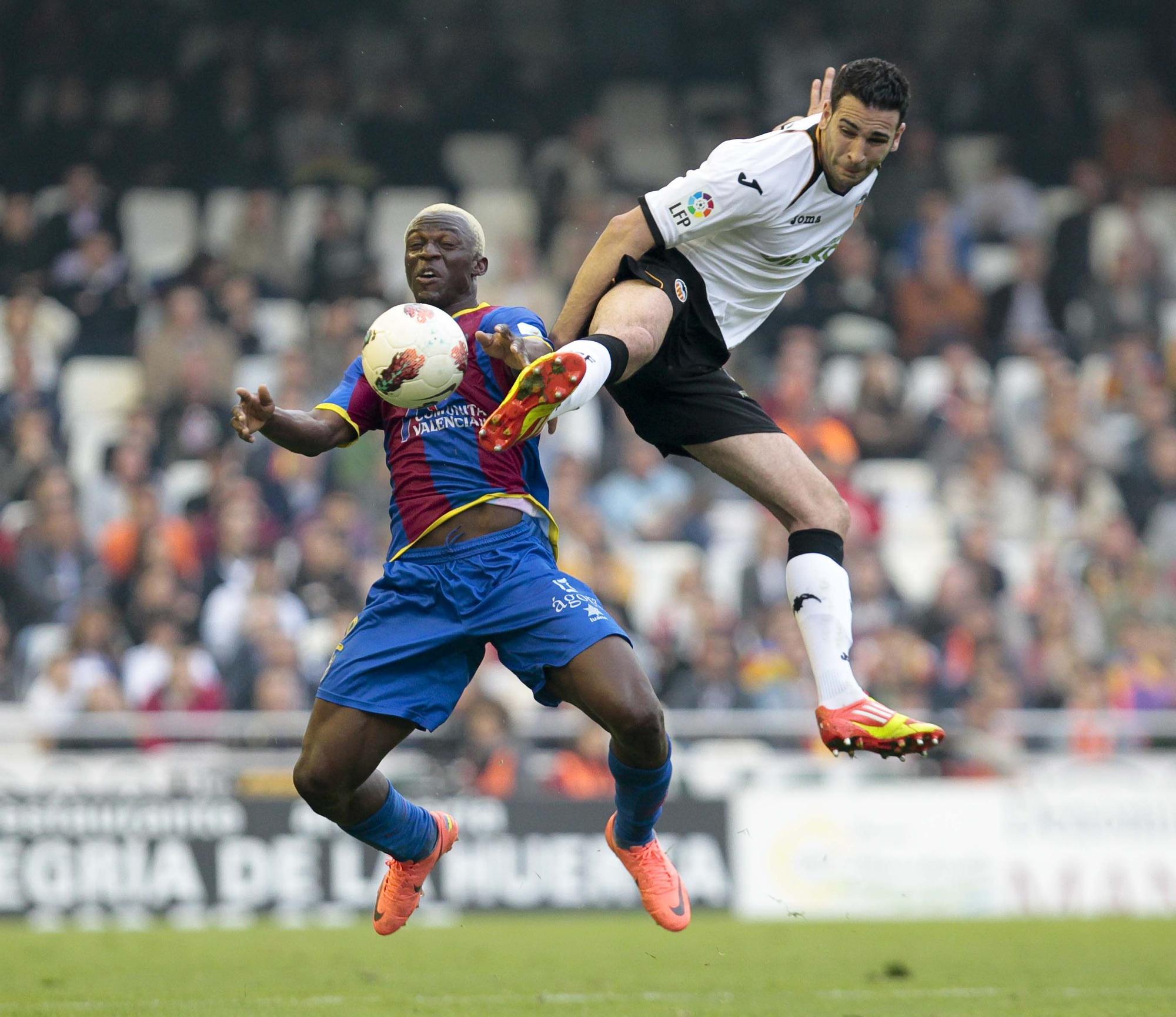 Album de fotos histórico del derbi entre el Valencia y el Levante