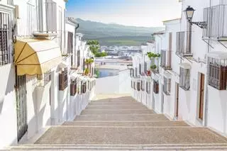 El pintoresco pueblo de Sevilla que los expertos en viajes han elegido como el más hermoso de la provincia: "Tiene una de las calles más bonitas de Europa"