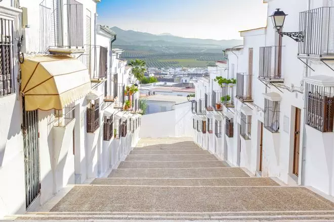 El pintoresco pueblo de Sevilla que los expertos en viajes han elegido como el más hermoso de la provincia: "Tiene una de las calles más bonitas de Europa"