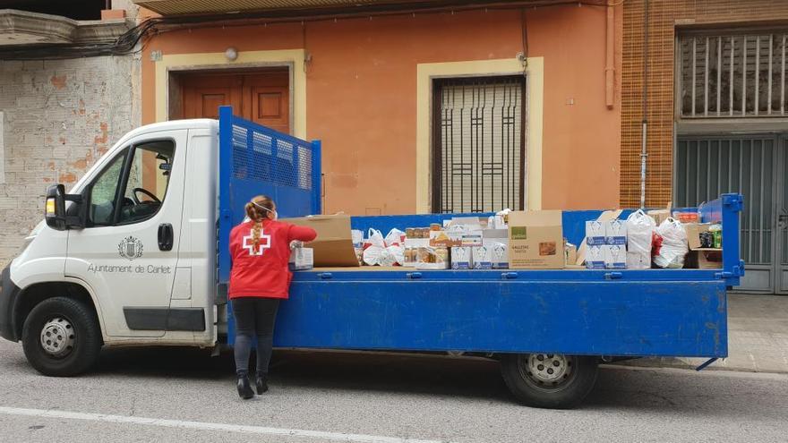 Cruz Roja distribuye desde Carlet alimentos a toda la comarca