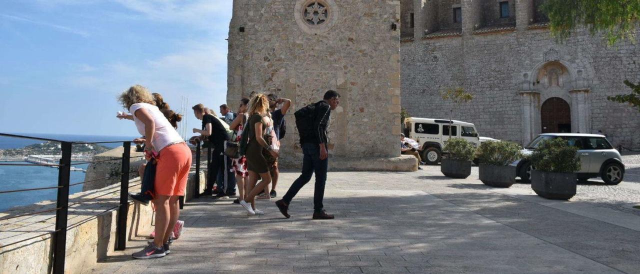 Turistas en el mirador junto a la catedral de Ibiza.