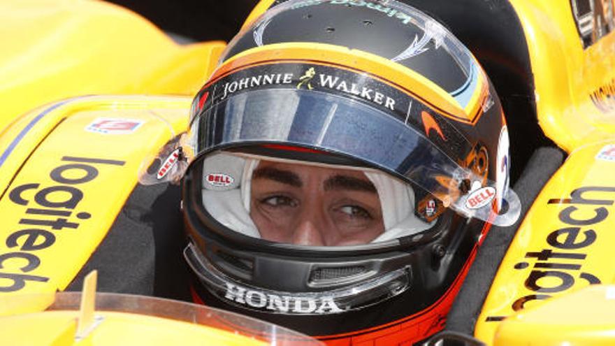 Fernando Alonso, en su cockpit.