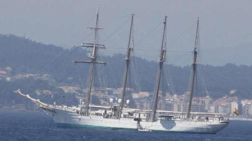 El &quot;Juan Sebastián Elcano&quot;, ayer fondeado frente a Bueu. //