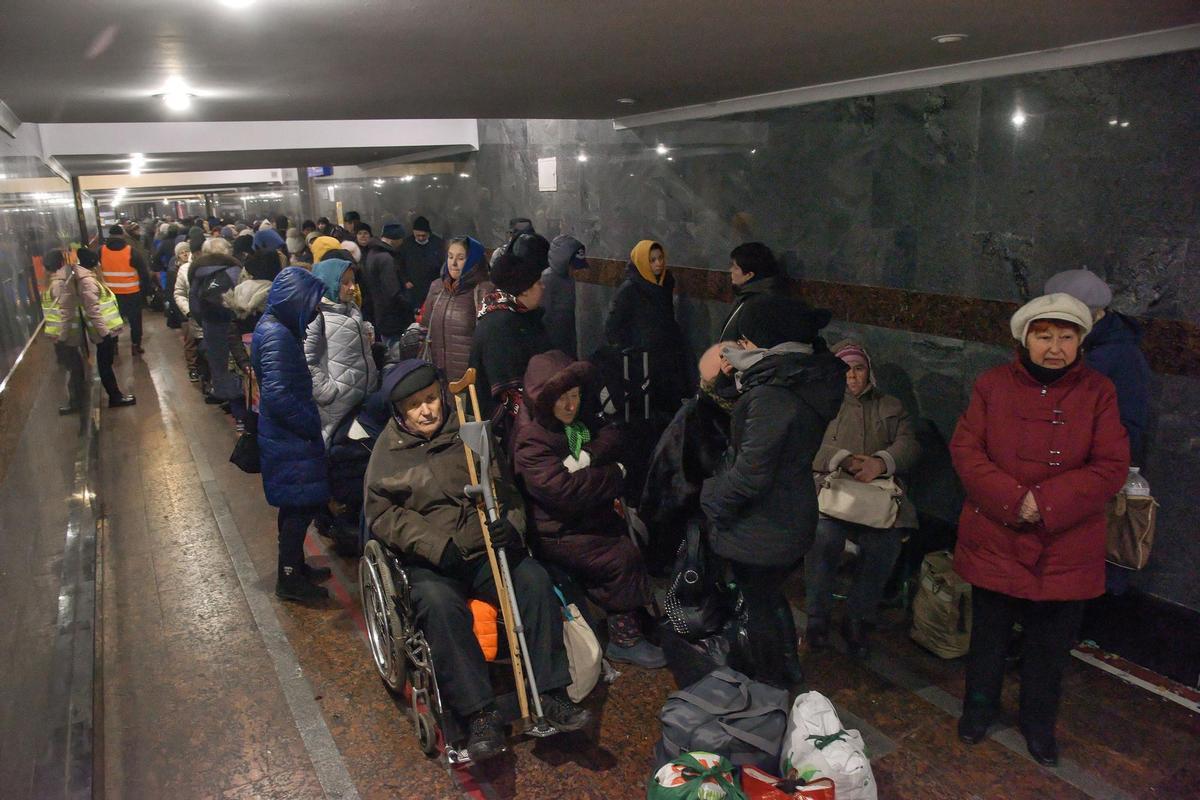 Lviv (Ukraine), 07/03/2022.- Ukrainian refugees at the train station in Lviv, western Ukraine, 07 March 2022. According to the United Nations (UN), at least 1.5 million people have fled Ukraine to neighboring countries since the beginning of Russia’s invasion on 24 February. (Rusia, Ucrania) EFE/EPA/VITALIY HRABAR POLAND OUT