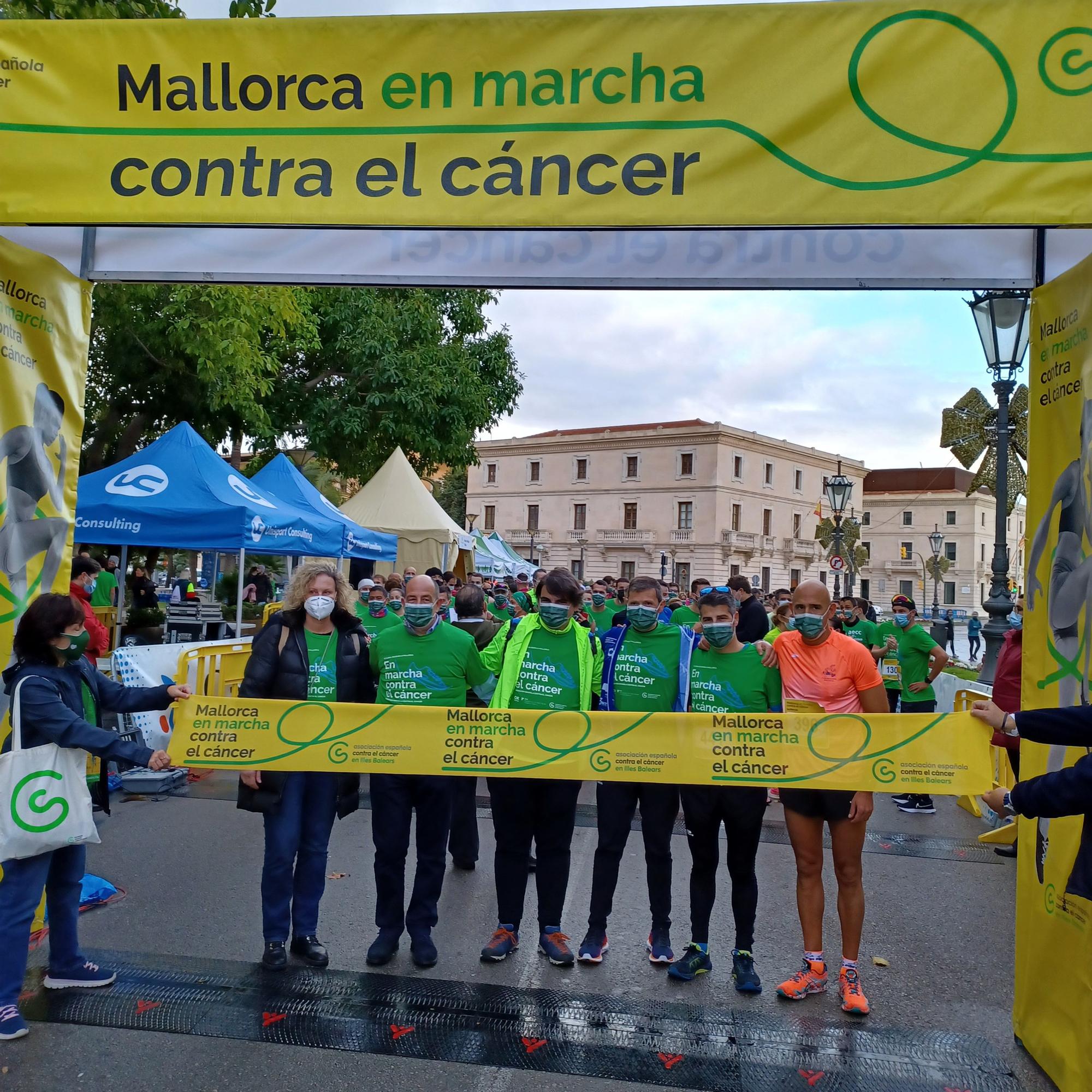 Miles de personas participan en la carrera y marcha contra el cáncer en Palma