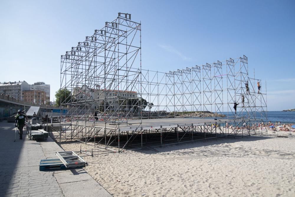 Montaje del escenario de la playa de Riazor