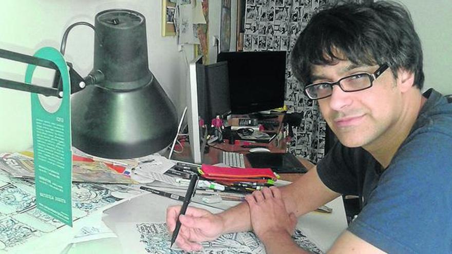 Ricardo Peregrina, en su estudio. Arriba, viñetas de la serie.