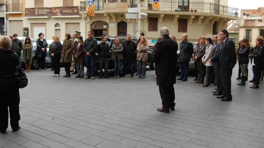 Minut de silenci a la plaça Major de Manresa per l&#039;accident aeri als Alps