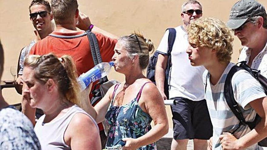 Una turista beu aigua al Barri Vell de Girona. La ciutat va arribar als 35,9 graus de màxima.