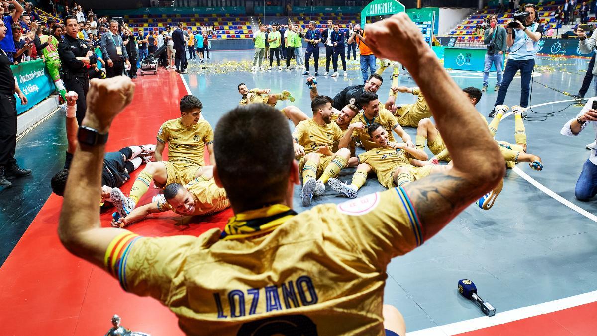 Sergio Lozano celebró la Copa con sus compañeros