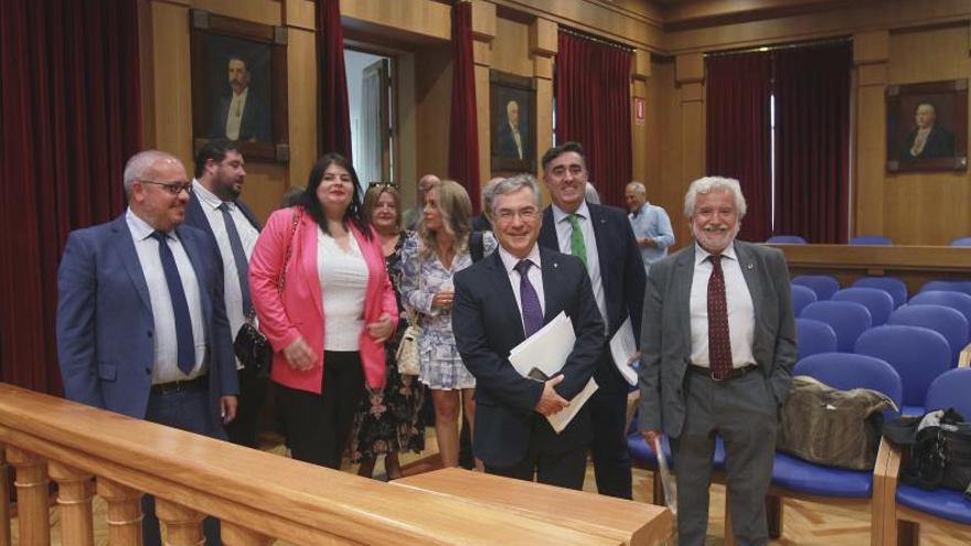 Luis Menor y su equipo de gobierno en la Diputación de Ourense. |   // I. OSORIO