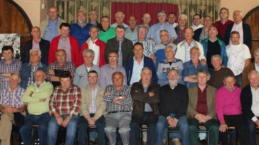 Foto de familia de los excompañeros de la Escuela de Vega-Gijón.