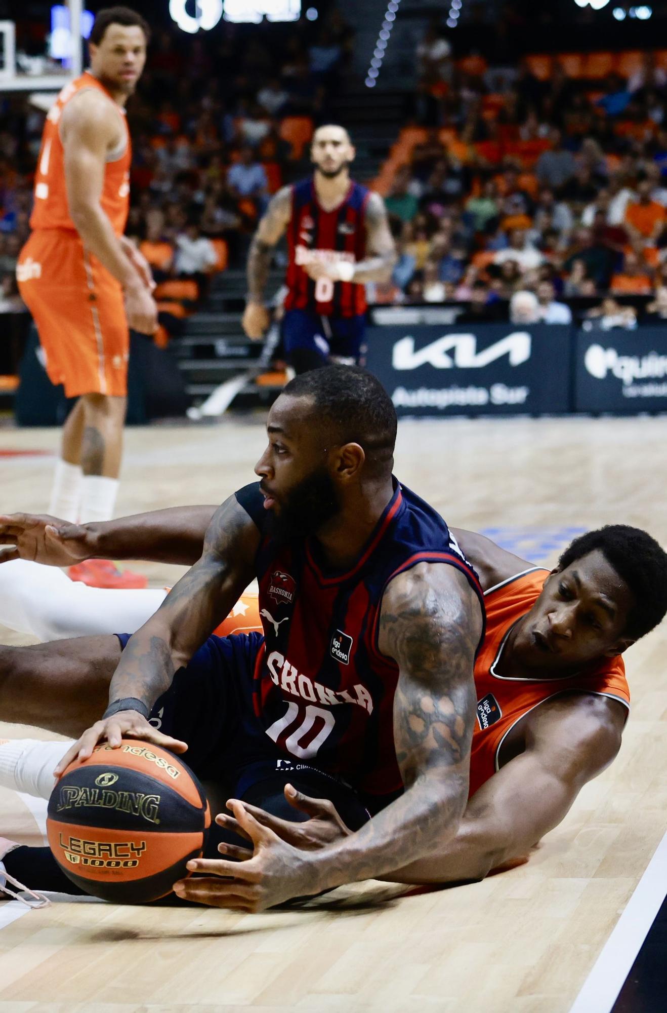 Las mejores fotos del resurgir del Valencia Basket frente al Baskonia