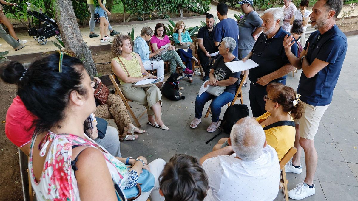 Una treintena de vecinos trabajó por grupos la realidad del barrio de Salamanca en el primer encuentro promovido por Plena Inclusión Canarias.