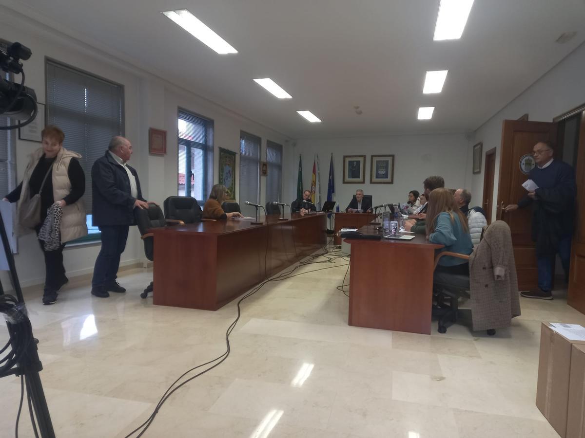 Los concejales del PP abandonan el pleno.