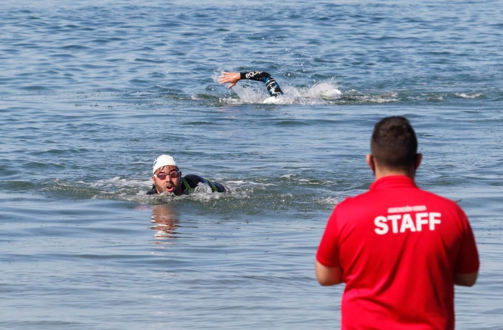 400 nadadores desafían a las aguas de Praia América. // Alba Villar