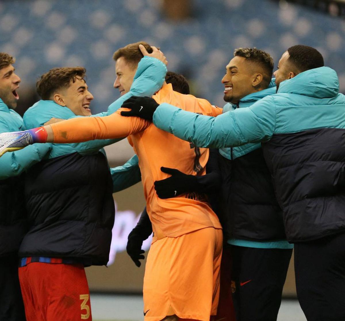 Ter Stegen, en el centro del corrillo azulgrana tras eliminar al Betis.   | // AHMED YOSRI