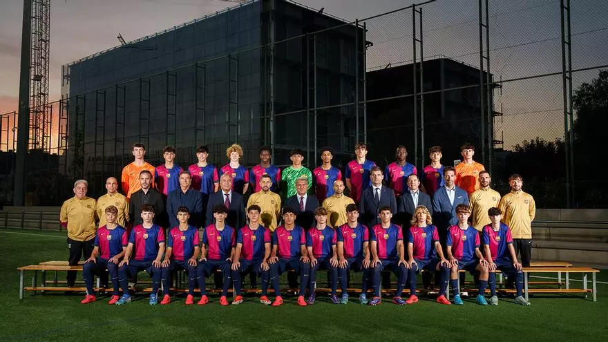 Así se hizo la fotografía oficial del fútbol formativo 2024-25 con el presidente Laporta