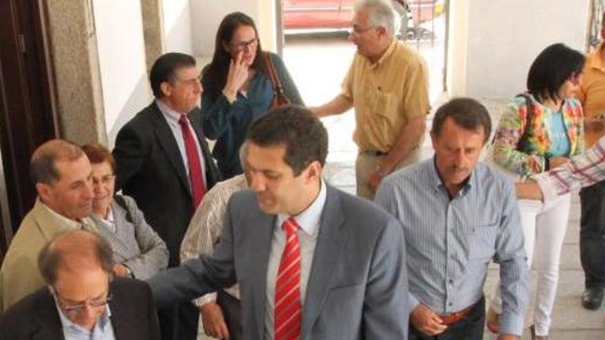 Alberto Castro, en el centro, junto a alcaldes de Sayago poco antes de la reunión en el Ayuntamiento de Bermillo.