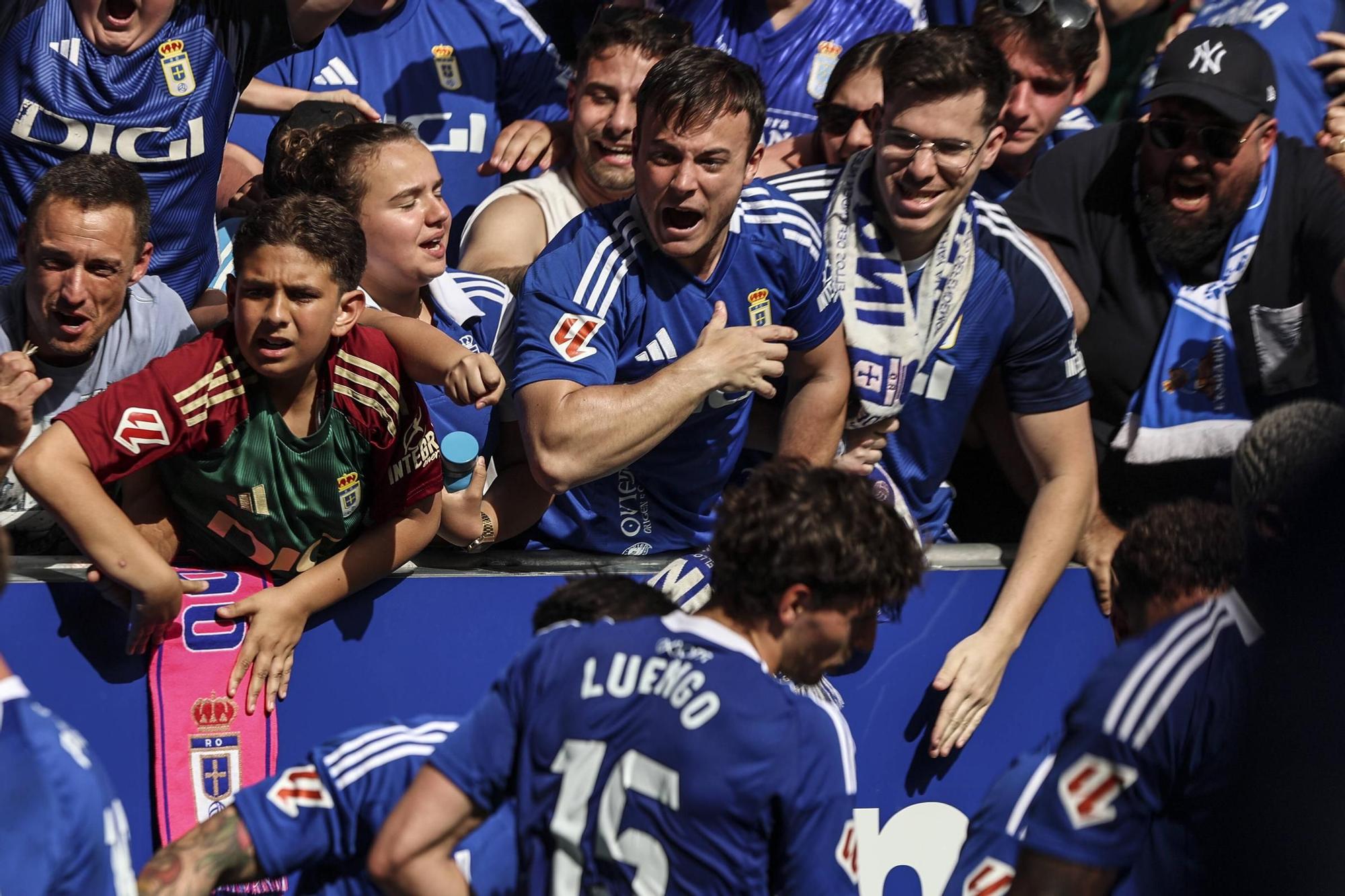 EN IMÁGENES: Ambientazo en la valiosa victoria del Oviedo contra el Zaragoza