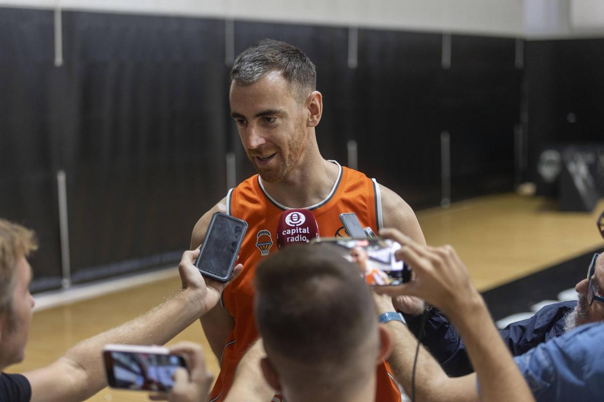 Víctor Claver atiende a los medios de comunicación en el 'Media Day' del Valencia BC