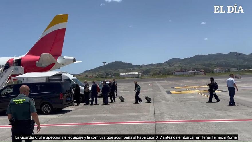 La Guardia Civil inspecciona el equipaje y la comitiva que acompaña al Papa León XIV antes de embarcar en Tenerife hacia Roma