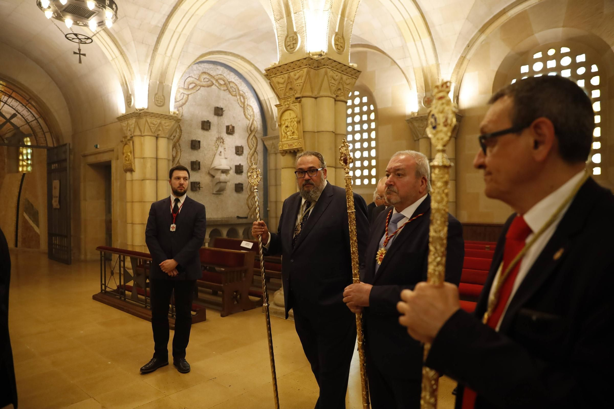 Pétalos, incienso, niños... así fue la procesión del Corpus Christi en Gijón (en imágenes)