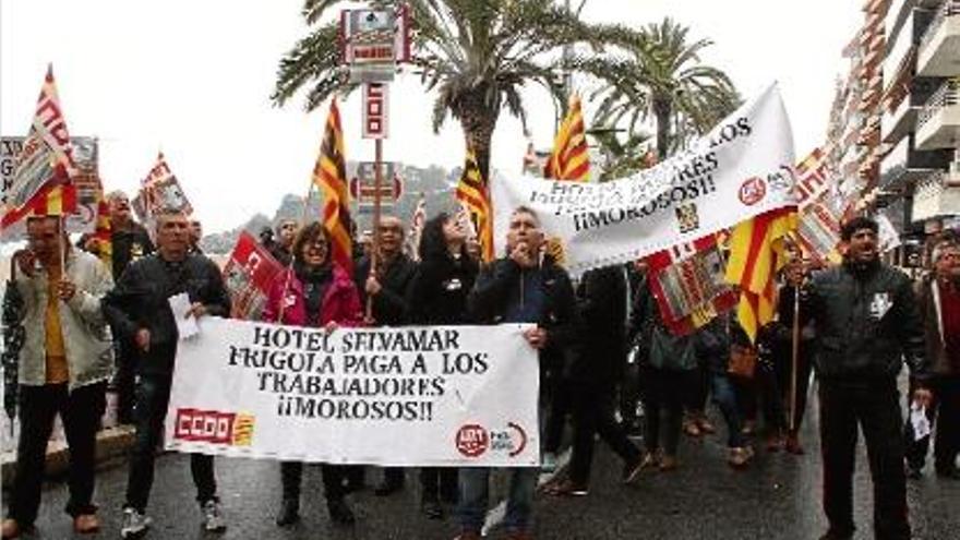 Un moment de la manifestació que ahir al matí va recórrer Lloret de Mar.