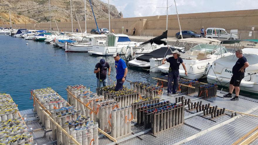 Plataformas marinas para disparar el gran castillo de fuegos artificiales de Xàbia