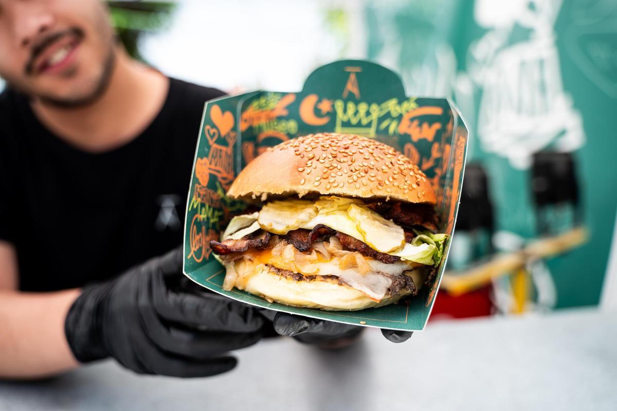 Galería | Así fue el evento de hamburguesas y tartas de queso en el parque Padre Pacífico de Cáceres