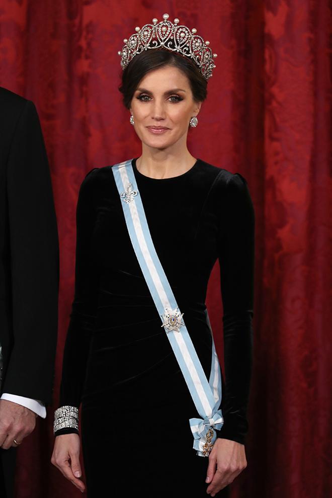 Letizia Ortiz durante la cena de gala en el Palacio Real con la tiara rusa