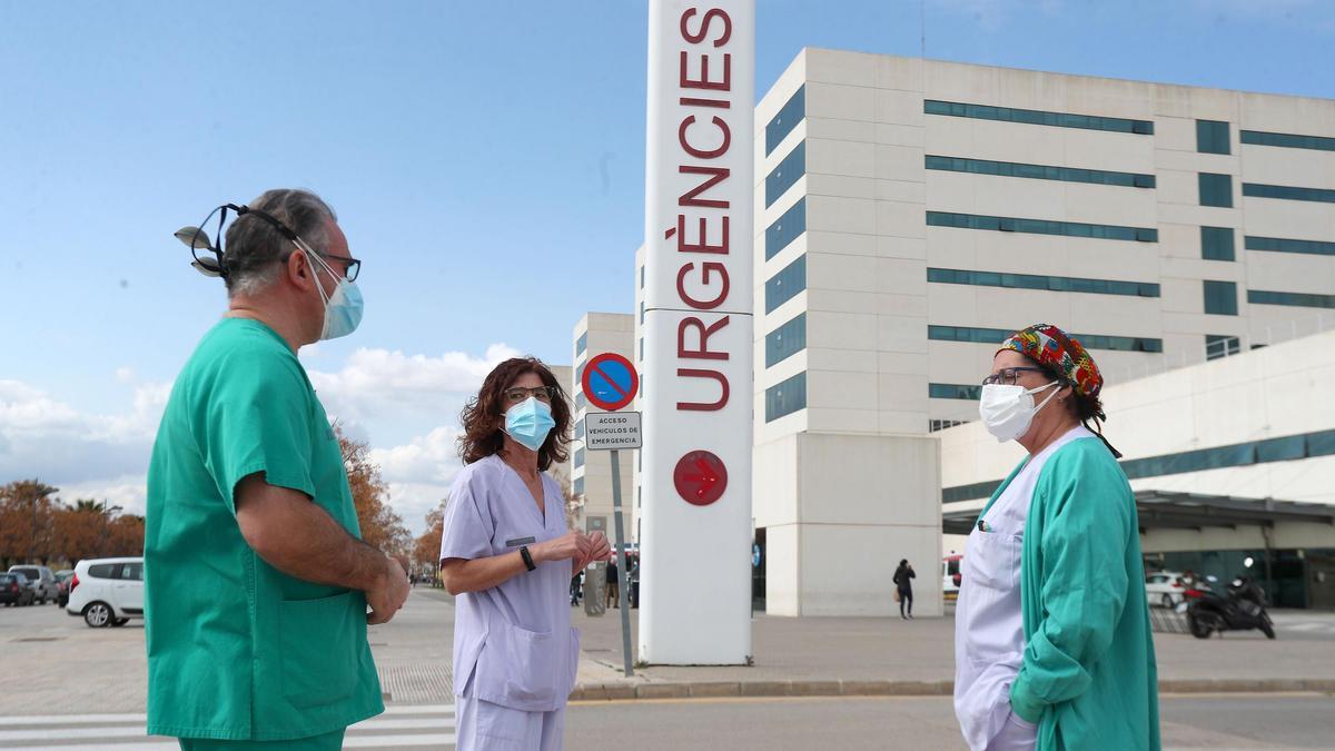 Sanitaris, durant un descans, a la porta d’Urgències de La Fe, a València.