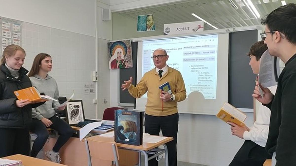 El profesor Francisco Valero y los estudiantes helenistas del IES Jaume I en una clase.