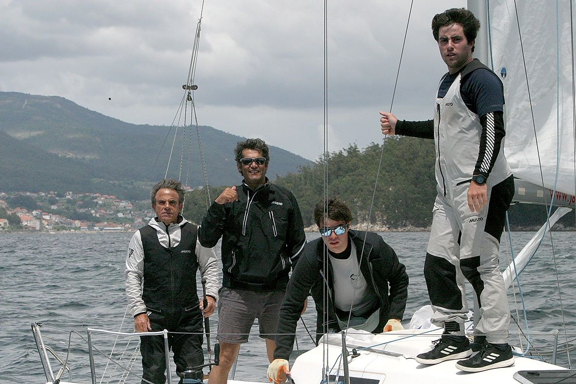 Javier de la Gándara (izqda.), junto a Diego Fernández, Javier y Jaime de la Gándara, en el Gallego de J80..