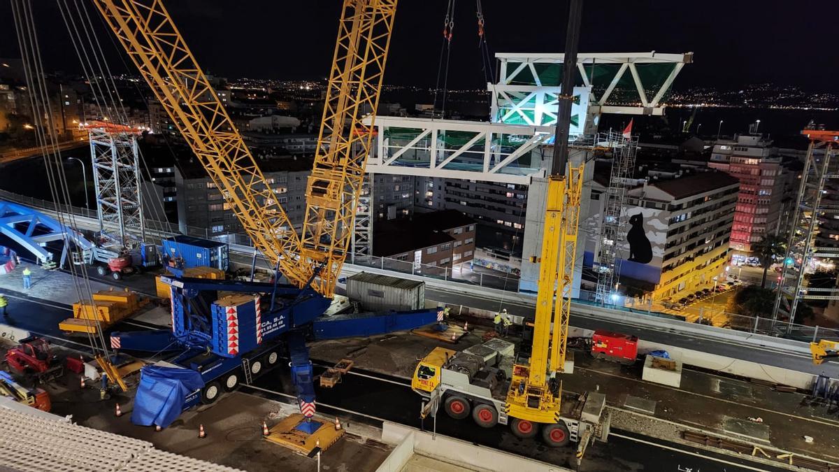 Así avanza el izado del ascensor HALO con su primer segmento