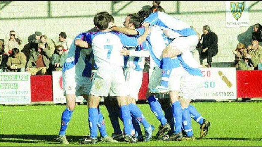 Los jugadores del Avilés, celebrando el gol al Navarro en el partido de la primera vuelta.