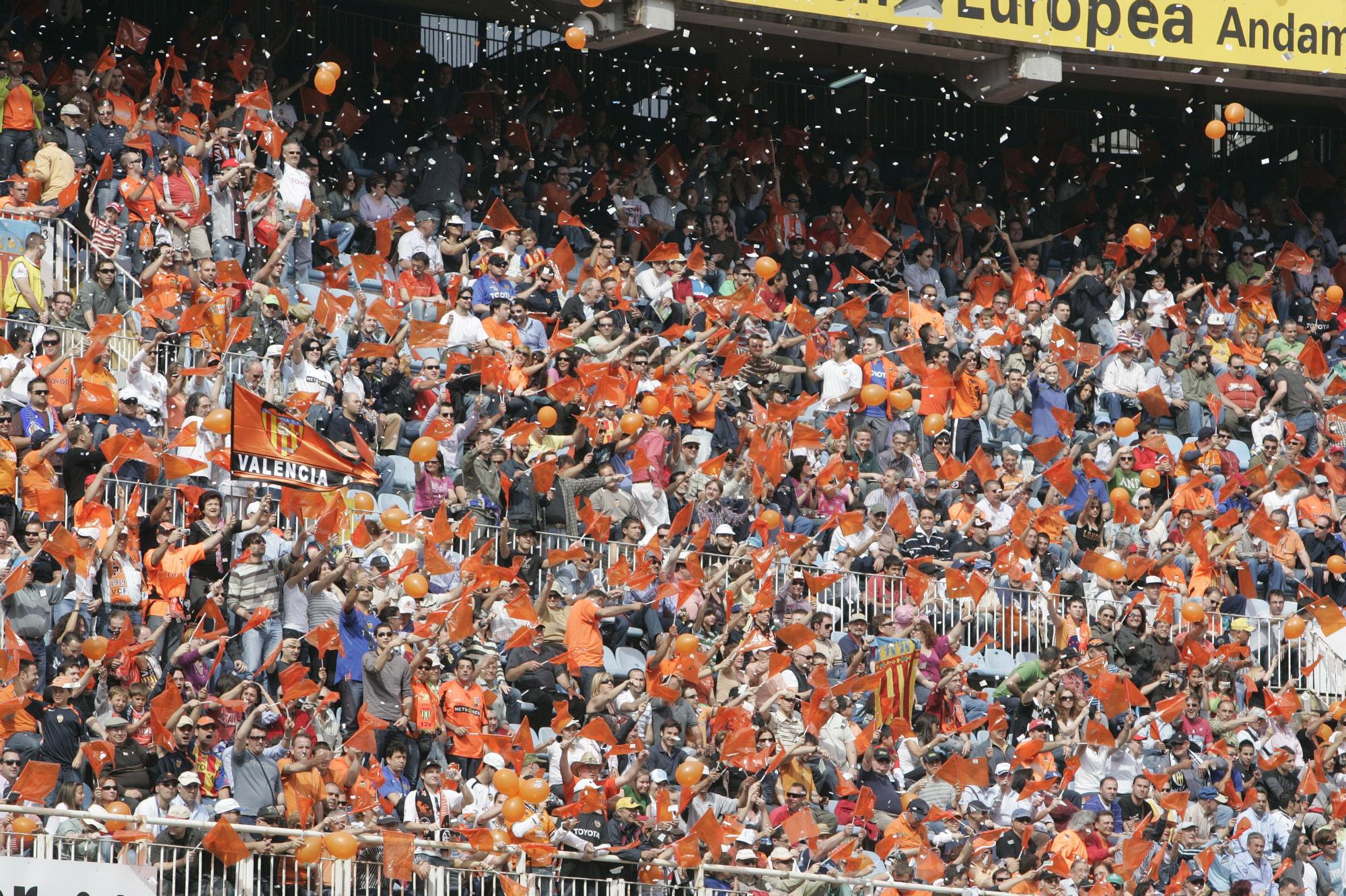 Históricos momentos mágicos de la grada de  Mestalla que pronto volverán