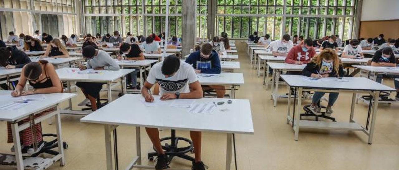 Estudiantes en un examen de la prueba de acceso a la universidad, la EBAU, en la pasada convocatoria de junio en la ULPGC.