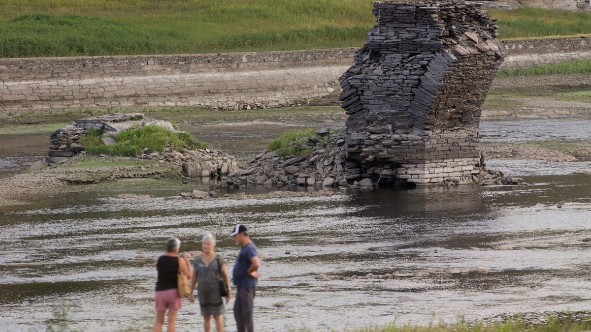 El bajo caudal del Río Miño sacó a la luz las ruinas del antiguo puente medieval del viejo Portomarín.