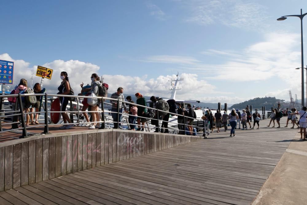 Cíes recibe a los primeros visitantes desde Vigo y Cangas. // Alba Villar | Santos Álvarez