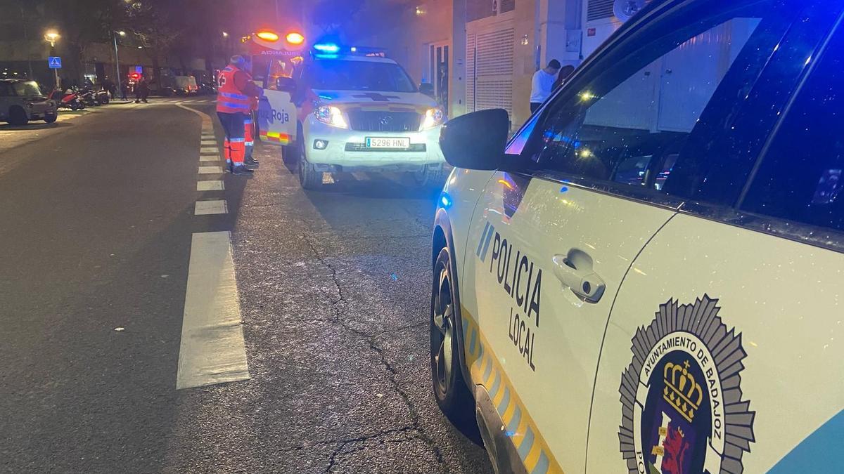 Vehículos de la Policía Local y Cruz Roja en Ronda del Pilar durante el Carnaval.