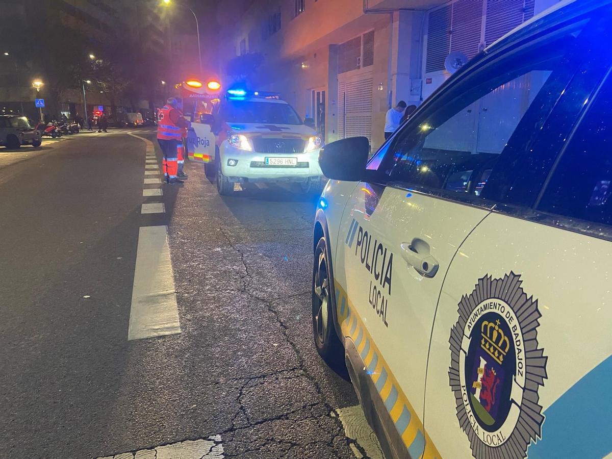 Vehículos de la Policía Local y Cruz Roja en Ronda del Pilar durante el Carnaval.
